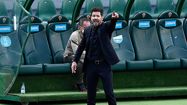 Trenr Atltica Madrid Diego Simeone bhem zpasu proti Elche