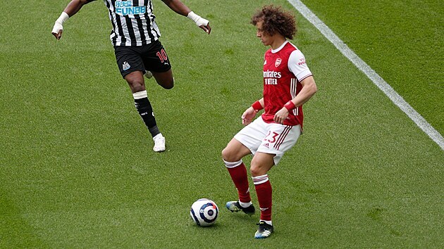 David Luiz (vpravo) z Arsenalu kontroluje balon, ze strany k nmu b Allan Saint-Maximin z Newcastlu.