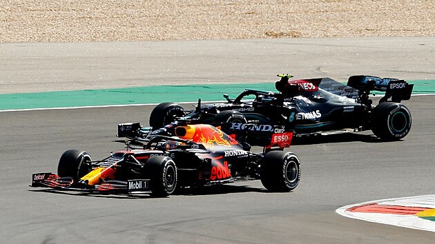 Max Verstappen (v poped) z Red Bullu bhem Velk ceny Portugalska, za nm jede Valtteri Bottas z Mercedesu.