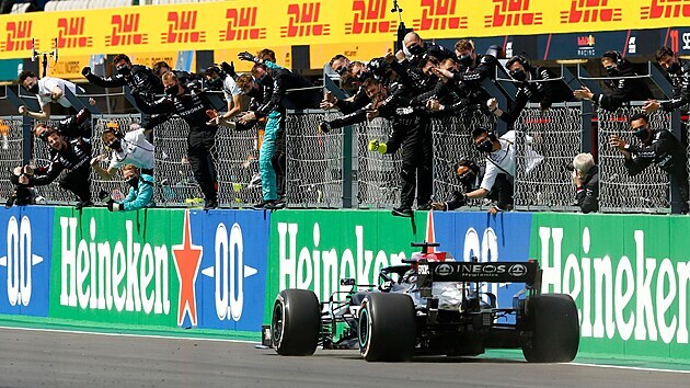 Lewis Hamilton z Mercedesu dojd do cle Velk ceny Portugalska na prvnm mst.