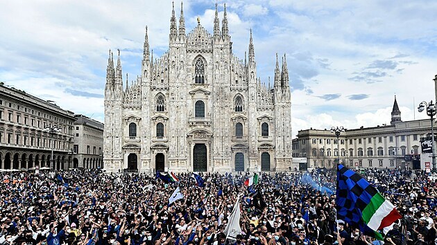 Fanoušci Interu Milán slaví ve městě zisk titulu.