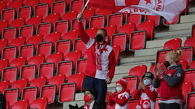 Fanoušci sledují zápas Slavie proti Plzni.