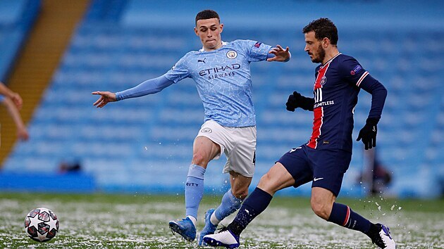 Alessandro Florenzi z Paris St. Germain odehrv m ped Philem Fodenem z Manchesteru City.