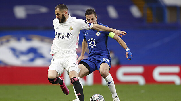 Karim Benzema (Real Madrid) nechává balon za sebou, bere si ho César Azpilicueta z Chelsea.