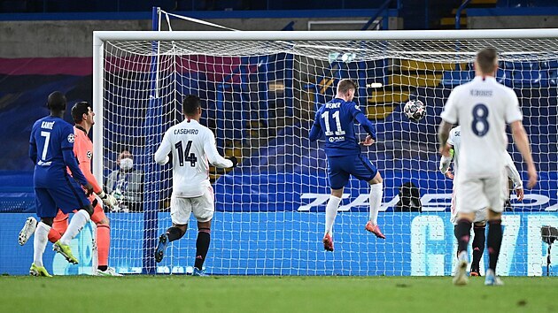 Timo Werner z Chelsea hlavikuje do odkryt brny Realu Madrid.