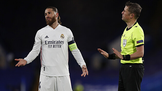 Sergio Ramos z Realu Madrid a rozhod Daniele Orsato.