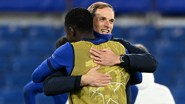Trenér Chelsea Thomas Tuchel objímá obránce Kurta Zoumu po vítězství v semifinále Ligy mistrů.