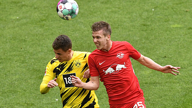 Thorgan Hazard z Dortmundu (vlevo) v hlavičkovém souboji s Danim Olmem z Lipska.