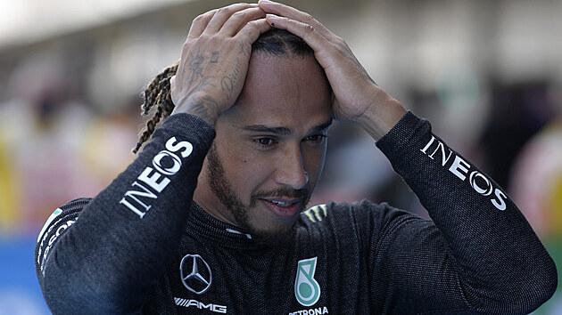 Lewis Hamilton odstartuje do Velk ceny panlska z prvnho msta. Kvalifikaci vyhrl post v karie.