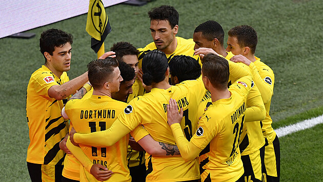 Fotbalisté Dortmundu oslavují gól, který vstřelil Jadon Sancho.
