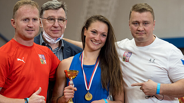 esk boxerka Vendula Sedlkov vyhrla finle vhy do 64 kg ve Velk cen st nad Labem. Na snmku jej treni a Svatopluk ek, prezident esk boxersk asociace (v pozad).