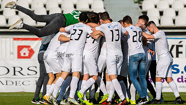 Fotbalist Hradce Krlov slav postup do prvn ligy.