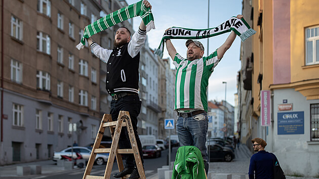 Fanouci Bohemians sleduj fotbalov zpas zpoza bran vrovickho olku.