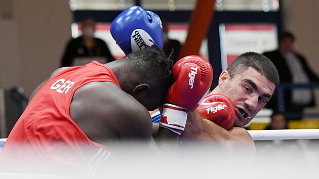 Grand Prix boxu st nad Labem: Nmec Nelvie Tiafack (v ervenm, vtz vhy nad 91 kg) - Aliev Mourad (v modrm, Francie).