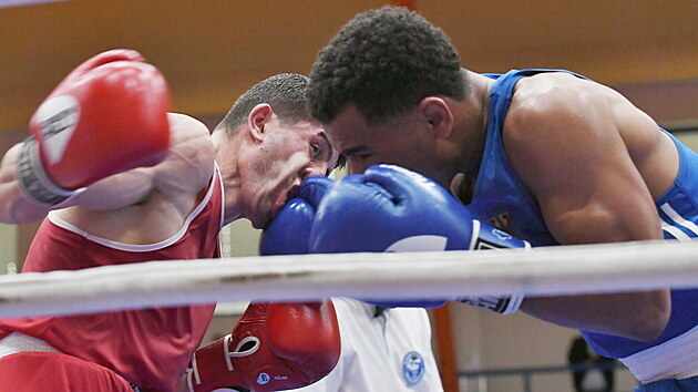 Grand Prix boxu st nad Labem: panl Gazimagoned Jalidov (v ervenm, vtz vhy 81 kg) - Nmec Ben Ehis (v modrm)