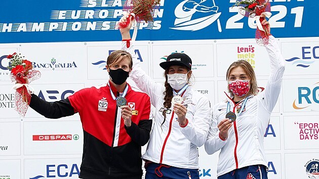 Kateina Minak Kudjov (uprosted) slav zlatou evropskou medaili z extrmnho slalomu spolu s druhou Corinou Kuhnleovou (vlevo) a tet Veronikou Vojtovou.