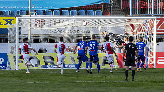 Olomoucký brankář Aleš Mandous inkasuje gól v utkání proti Slavii.