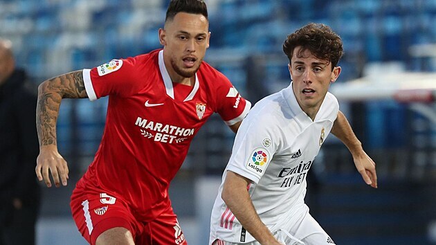 Alvaro Odriozola z Realu Madrid vede m ped Marcosem Acunou ze Sevilly.