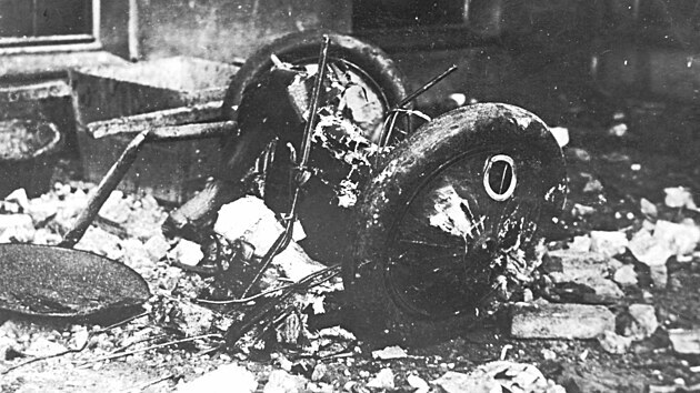 Trosky Avie B-21.132, v níž zahynul 11. října 1930 Ivan Bazilevič Kňažikovský. Při nácviku akrobacie došlo k destrukci nosného systému. Zničený stroj dopadl na budovu kasáren ve Kbelích.