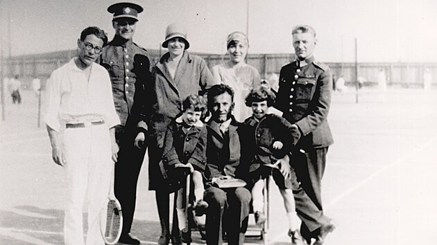 Ivan Bazilevič Kňažikovský (v uniformě vlevo) se svými přáteli a manželkou (druhá zprava). Druhým letcem na snímku je Augustin Charvát (vpravo).