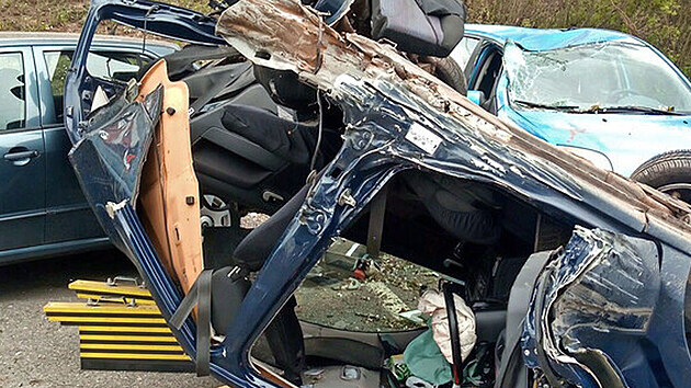 Při nehodě na Jižních Svazích mladý řidič vlétl na parkoviště, kde poškodil několik dalších vozů.