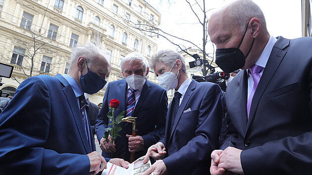 Pm astnk Praskho povstn Jan Admek ukazuje pedsedovi Sentu Miloi Vystrilovi⁩ sebe na dobovch fotografich z kvtna 1945. Admkovi bylo 14 let, kdy se zapojil do boj na barikdch v praskch Koch. (5. kvtna 2021)