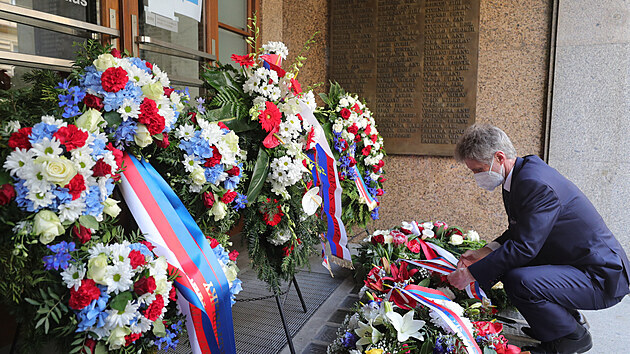 Pedseda Sentu Parlamentu esk republiky Milo Vystril pokld kvtiny k uctn pamtky obt Praskho povstn z roku 1945. (5. kvtna 2021)