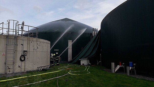 V Dětřichově u Moravské Třebové hoří po výbuchu jedné nádrže bioplynka, tři lidé se při neštěstí zranili. (4. května 2021)