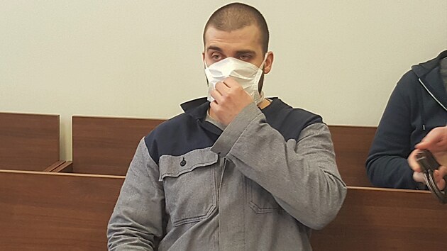 Jakub Janeczko v soudní síni, kde čelí obžalobě z toho, že schválně horkou vodou opařil spoluvězně.
