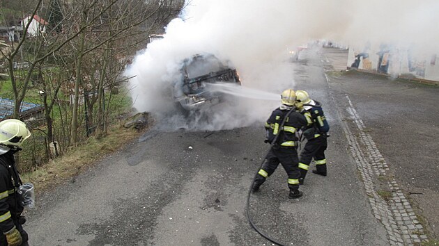 Požár odcizeného osobního auta v Plzni - Doubravce.