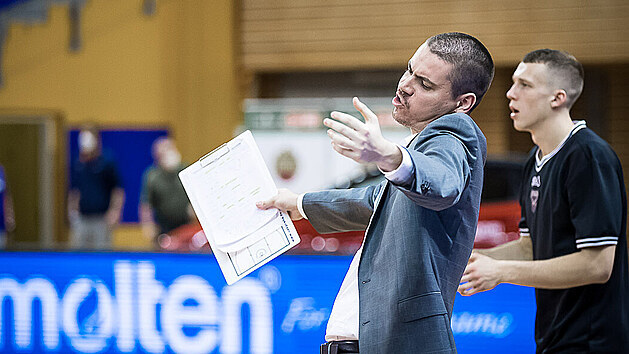 Trenér USK Praha Dino Repeša reaguje na vývoj pátého čtvrtfinálového zápasu Kooperativa NBL mezi USK Praha a Basketem Brno.