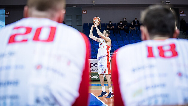 Brnnsk Aleksandar Janev Georgijev stl trestn hod v ptm zpase tvrtfinle Kooperativa NBL proti USK Praha.