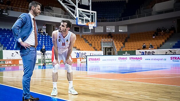 Brnnsk Viktor Plpn diskutuje se svm trenrem Lubomrem Rikou bhem ptm zpasu tvrtfinle Kooperativa NBL proti USK Praha.