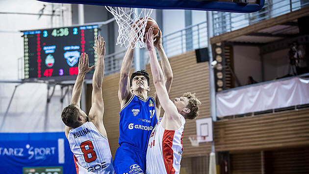 Marcel Btovsk z USK se tla do koe v ptem tvrtfinlovm utkn Kooperativa NBL s Basketem Brno.