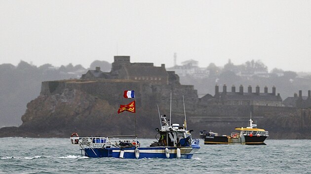 Francouzt rybi protestuj u britskho ostrova Jersey proti zpsobu, jakm tamn ady vydvaj povolenky na rybolov. (6. kvtna 2021)