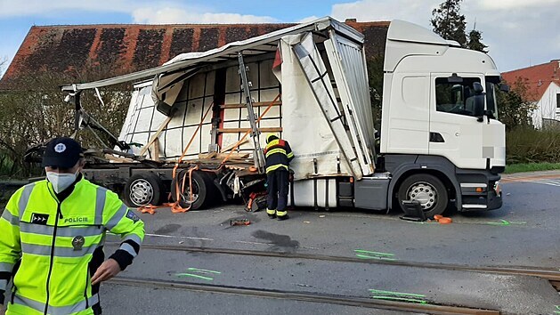Řidič kamionu vyvázl bez zranění.