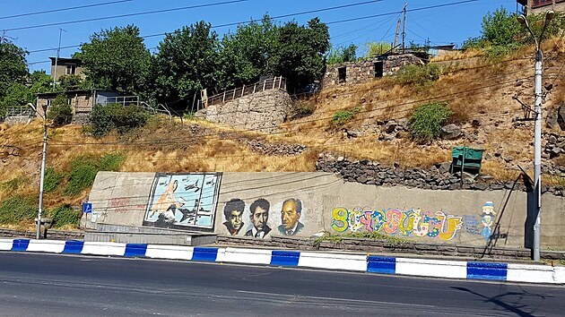 Cestou bylo možné vidět např. různé pouliční graffiti.