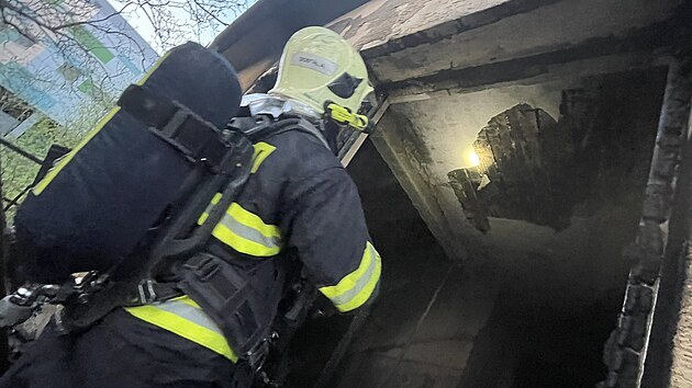 U požáru dvou pater neobydleného domu v Olomouci v ulici Domovina zasahovalo několik jednotek hasičů. (9. května 2021)