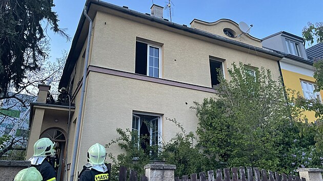 U poru dvou pater neobydlenho domu v Olomouci v ulici Domovina zasahovalo nkolik jednotek hasi. (9. kvtna 2021)
