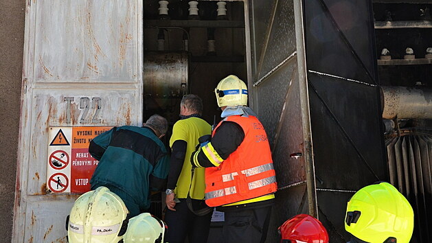 Hasiči v Týnci nad Sázavou zasahovali v neděli v areálu sléváren, likvidovali tam požár olejového transformátoru. (9. května 2021)