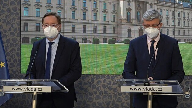 Ministr zdravotnictv� Petr Arenberger a vicepremi�r Karel Havl��ek po jedn�n� vl�dy 3. kv�tna 2021
