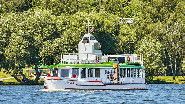 Cestujcm, kterch ron sveze okolo 240 tisc, zaala lodn doprava na Brnnsk pehrad slouit v roce 1946.