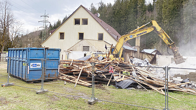 Demolice penzionu Mln v Herlkovicch. (4. 5. 2021)