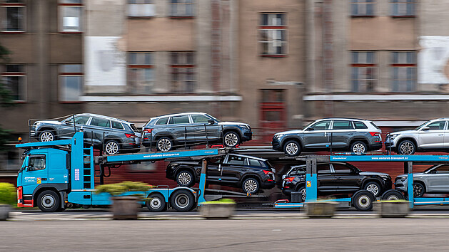 Nkladn automobily pivej osobn vozy znaky koda na letit v Hradci Krlov. (6. 5. 2021)