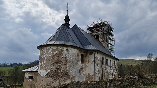 Kostel svatho Jana Nepomuckho u esko-polskch hranic v Orlickch horch prochz nutnmi opravami. (kvten 2021)