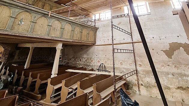 Kostel svatého Jana Nepomuckého u česko-polských hranic v Orlických horách prochází nutnými opravami. (květen 2021)
