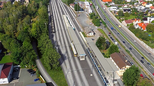 Cestujícím začne po dostavbě dvoukolejky sloužit i nové nádraží v Rosicích nad Labem.