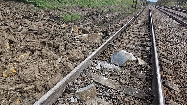 U České Třebové se z převráceného kamionu  vysypalo kamení na železniční koridor.