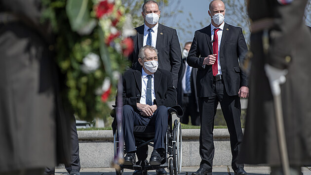 Prezident Milo Zeman na praskm Vtkov, kde se v sobotu konal pietn akt u pleitosti 76. vro ukonen druh svtov vlky. (8. kvtna 2021)