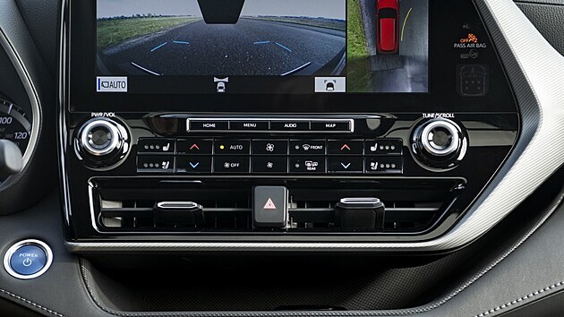Toyota Highlander - obrazovka rozdělená na dvě části potěší.